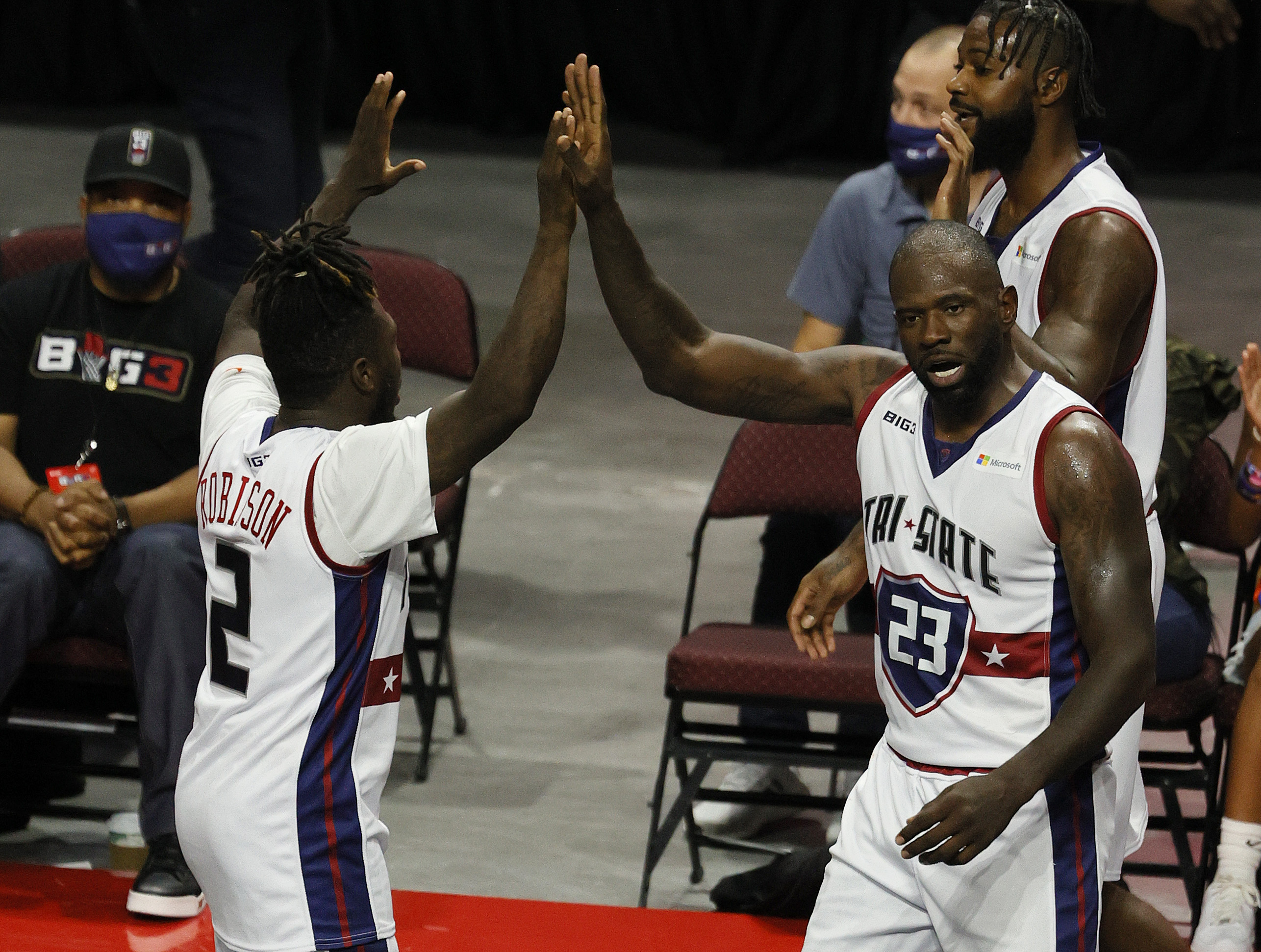 50-year-old Glenn Robinson shows off insane vertical - Basketball